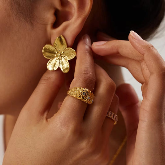 SOAVE Flower Studs